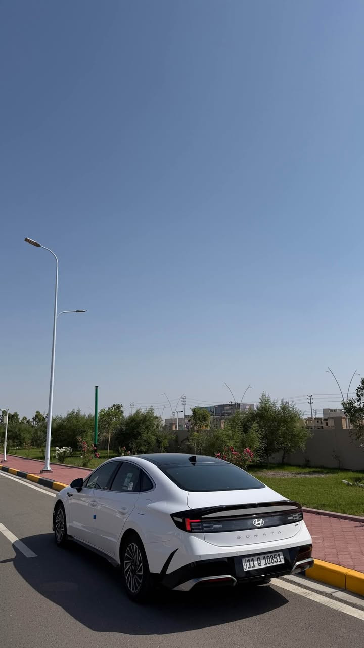 هيونداي سوناتا موديل 2025 فول مواصافات للاخير مغلف بجم افلام الحمايه PPF السيارة نطام مقترض وكفيل موجودين تريد وكاله ثاني يوم  ممشى السياره 19 الف كيلومتر وقابل للزيادة.

راح اتركّم مع المواصفات:

-فتحة سقف بانورامية بالكامل .

-أضاءة محيطية داخلية (Ambient Light) ممتدة في الدشبول والأبواب بألوان مخصصة متغيره من الشاشه الوسطيه.

- محرك هجين (Hybrid) استهلاك وقود اقتصادي جداً.

- شاشة معلومات وترفيه عملاقة مقاس 12.3 بوصة تدعم Apple CarPlay و Android Auto لاسلكياً.

-تصميم داخلي مريح ومواد فاخرة وجلود طبيعيه داخل المقصورة.

شاحن لاسلكي للهاتف، تكييف ثنائي المناطق، ويلكب بتصميم ديناميكي مخصص لفئة الهايبرد لتقليل استهلاك الوقود.

📍 السيارة بحالة (وكالة / ممتازة جداً) كفاله عامه من الزلغ والضربه والصبغ ع والضع الوكاله وجاهزة للمعاينة.
📞 للتواصل والاستفسار : [  ***********]
السعر المطلوب بالسياره:197$
وقابل للتفاوض للمشتري حصراً. 

مع تحياتي♥️ البصرة, العراق
