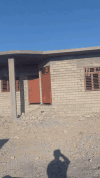 يوجد بيت للبيع السعر 40.. غرفتين  هول ربعه حمام داخلي  تواليت خارجي  ....