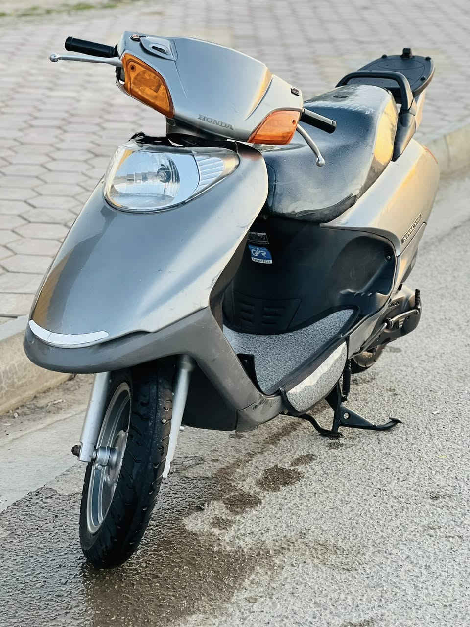 السلام عليكم دراجه سبيسي ياباني دراجه نضيفه كفر بلادي شغاله سلف  هندر اشاير هورن حساس بريك لايت عالي ناصي كامله مناقصه شي السعر 750 وبيها مجال والشراي بيه خير ويدلل رقمي ***********
