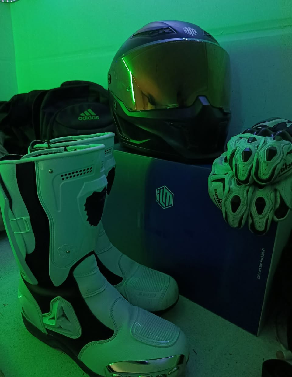 خوذة iLm mf 509 نظافة 95% سيتم صوت Q08 عليها بيها شخوط خفيفه بالجامه البرونزيه كارتون وملحقاتها كامله الشفافه ومانع الضباب والستيكرات بعدهن ممفتوحات السعر 290 وبيها مجال قليل صارت عليه 340 مكاني بغداد المنصور ***********
