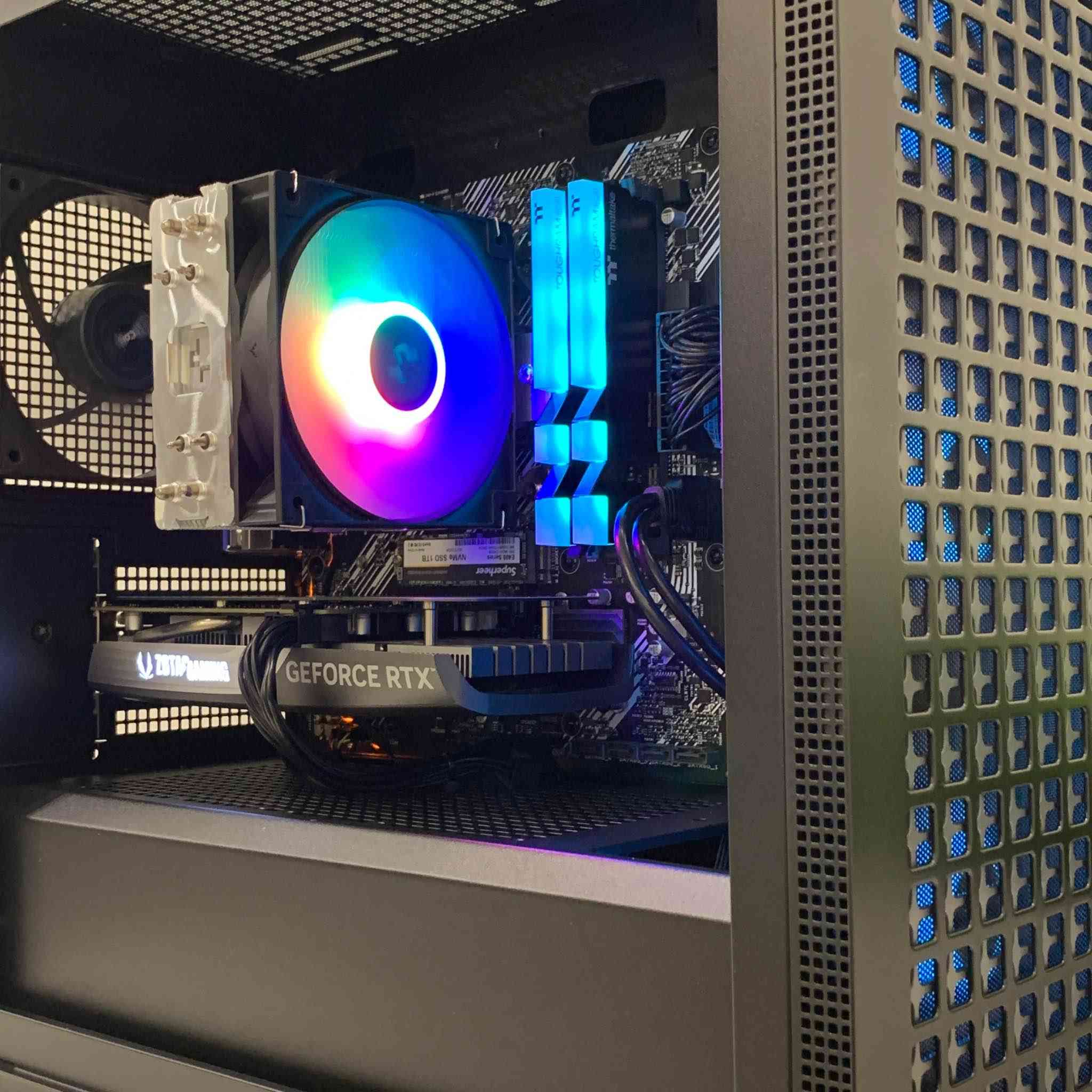 CPU: AMD Ryzen™ 5 5600X (6C / 12T)
CPU Cooler: DeepCool AG400 Air Cooler
MOBO: ASUS PRIME B550M-K
RAM: T.T. ToughRAM RGB 16GB DDR4-3600MHz
SSD: SuperHeer E400 1TB NVMe M.2 New
GPU: Zotac NVIDIA GeForce RTX™ 4060 8GB
PSU: MSI MAG A600BN 600W
Case: DeepCool CH370 4Fans New السليمانية, العراق


**إذا كنت صاحب هذا الإعلان وتريد حذفه لأي سبب، رجاءا أرسل رسالة إلى الدعم الفني**