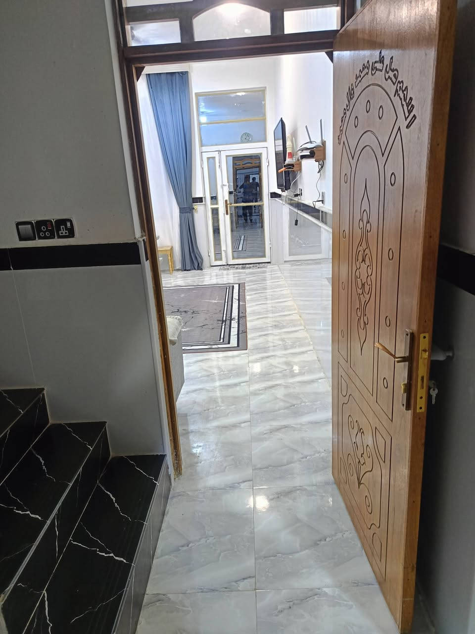 بيت جديد بكاع شياع مقابيل الحديقه بالبلوك الأول يتكون من ثلاث غرف نوم وصالتين و3 مجاميع صحيات واستقبال 9م صحيات داخليه وخارجيه وكراج طابقين البيت للاستفسار الاتصال على رقم ***********
