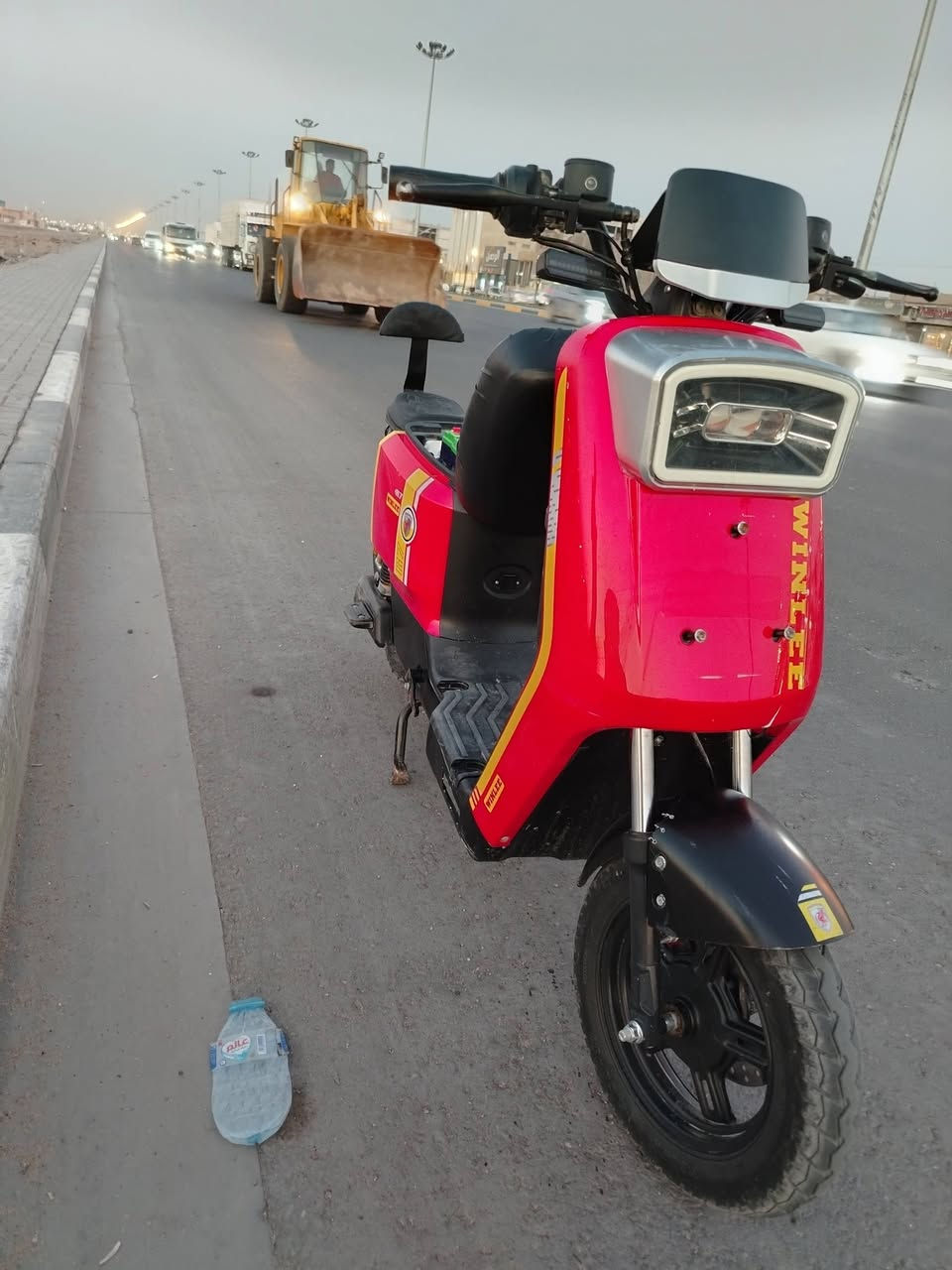 دراجه للبيع ار 7 دراجه جديده كهربائياتها كلها شغاله دراجه مقفوله اللون احمر بطاريات  بطاريات 32 امبير تشتغل عن بعد السعر 350 وبيها مجال شراي يخابر *********** العنوان البصره الزبير لمحكمه الجديده
