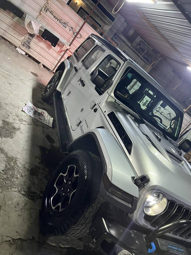 جيب رانكلر صحاري (4Xe) 2022 هايبرد الكترك
 بـيع أو مراوس حسب القناعة 
..رقم بغداد بأسمي 
..بيها مكانين صبغ بسيطات بدون لغود بدون شواصي
حجم المحرك: 2000 تيربو + هايبرد +شحن خارجي شحن يمشيك ٥٠ الى ٦٠ كيلو
المسافة المقطوعة: 33 الف ميل
(قمارة بانوراما كشف كهرباء)
تشغيل بصمة 
لوكير دفع رباعي
كشافات أمامية 
شحن خارجي 
هيتر بالستيرن 
شاشة عرض 
تدفئة بالكشنات 
تشغيل عن بعد 
كشنات جلد 
دمام خلفي 

ملاحظات
 السيارة عليها كت كامل روبيكون
1_دعامية أمامية روبيكون حديد 
2_فندرات جانبية ربيكون LED 
3_بنيد روبيكون 
4_دعامية خلفية روبيكون 
5_ويل وتاير روبيكون 
6_قمارة بانوراما كهرباء
7_دبلات روبيكون 
السعر 265 وبيها مجال بسيط سيارة مصروف عليها هواي ومزوده وكالة كله اصلي وابو الخبره يعرف شكد صرفياتها 
***********_بغداد بغداد, العراق
