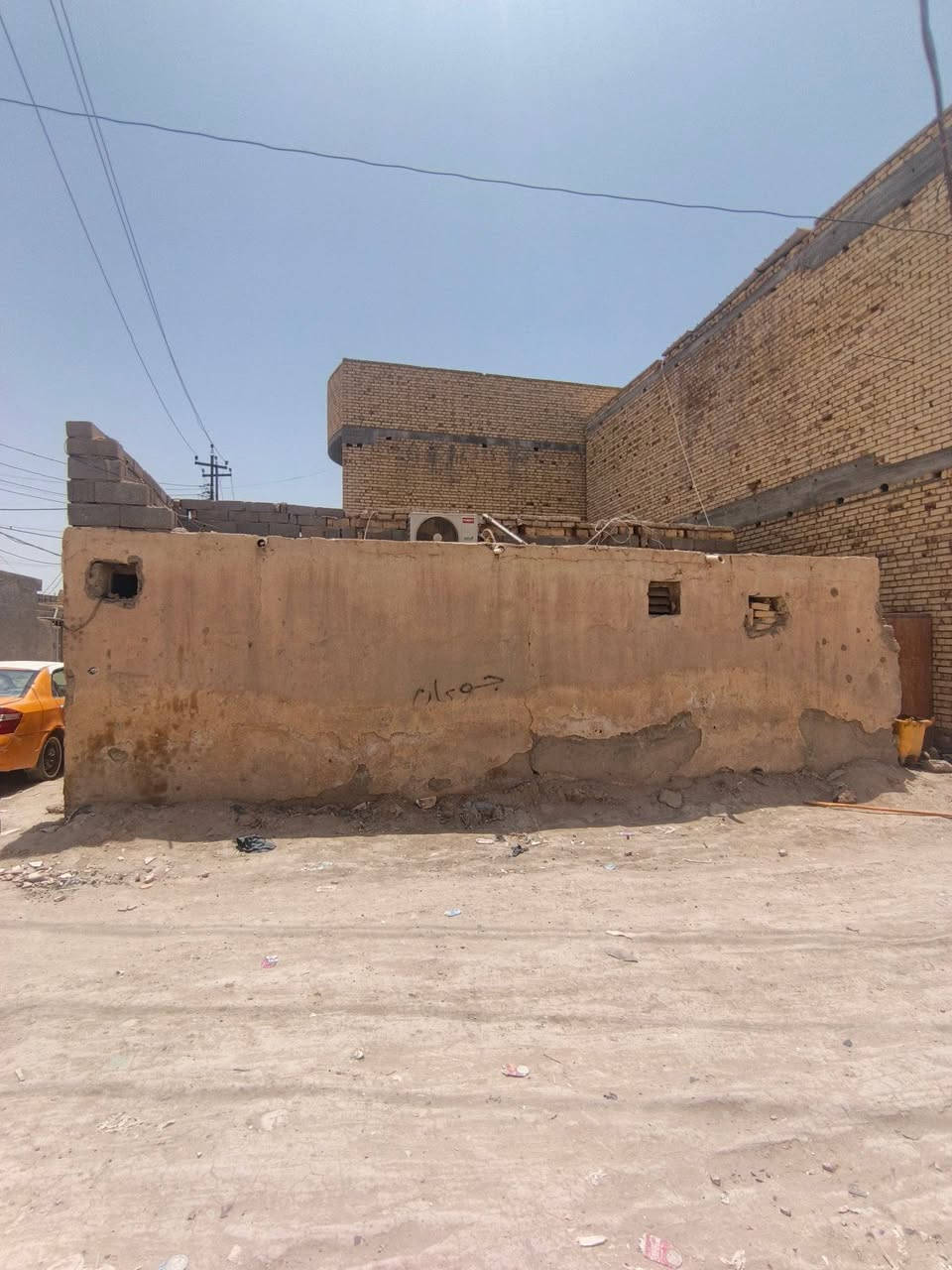 سلام عليكم بيت تفليش يعتبر قطعه زراعي مساحه ١٠٠ متر ركن بزعيلات قرب مجسر الإسكان من جهه السريع يبعد عن الشارع العام ١٥٠ متر أو اقل كافه الخدمات  السعر ٤٥ وبي مجال قليل مكلف بلنشر  رقم صاحب العقار ***********
