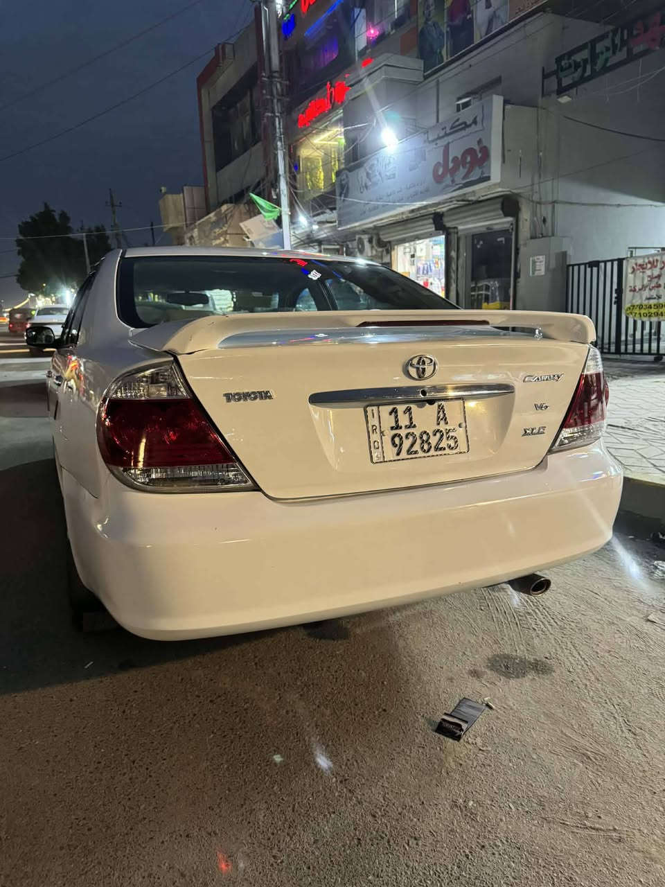 السلام عليكم للبيع سيارة نوع تيوتا كامري موديل 2005 اللون ابيض مكينة 6 سلندر رقم بغداد الجديد وبأسمي وارد امريكي حادثها جاملغ خلفي مصبوغة عام للجمالية السيارة جديدة ومناقصها اي شي كلها كاملة السيارة فول مواصفات ويلكب فتحة سقف داخل صاج كشنات جلد كشنات كهرباء بردة خلفية لايتات زنون عالي وناصي يدات نيكل تبريد قطعتين امامي وخلفي تبريد ثلج تدفئة شغالة نضام سكيورتي شغال  كروز سرعة جام اربعة كهرباء سنترلك شغال السيارة جديدة وماشية 201 ألف فقط داخلهة جديد وكلة عل بلاد العنوان بغداد السعر 95 وبيها مجال بسيط الرقم ***********
