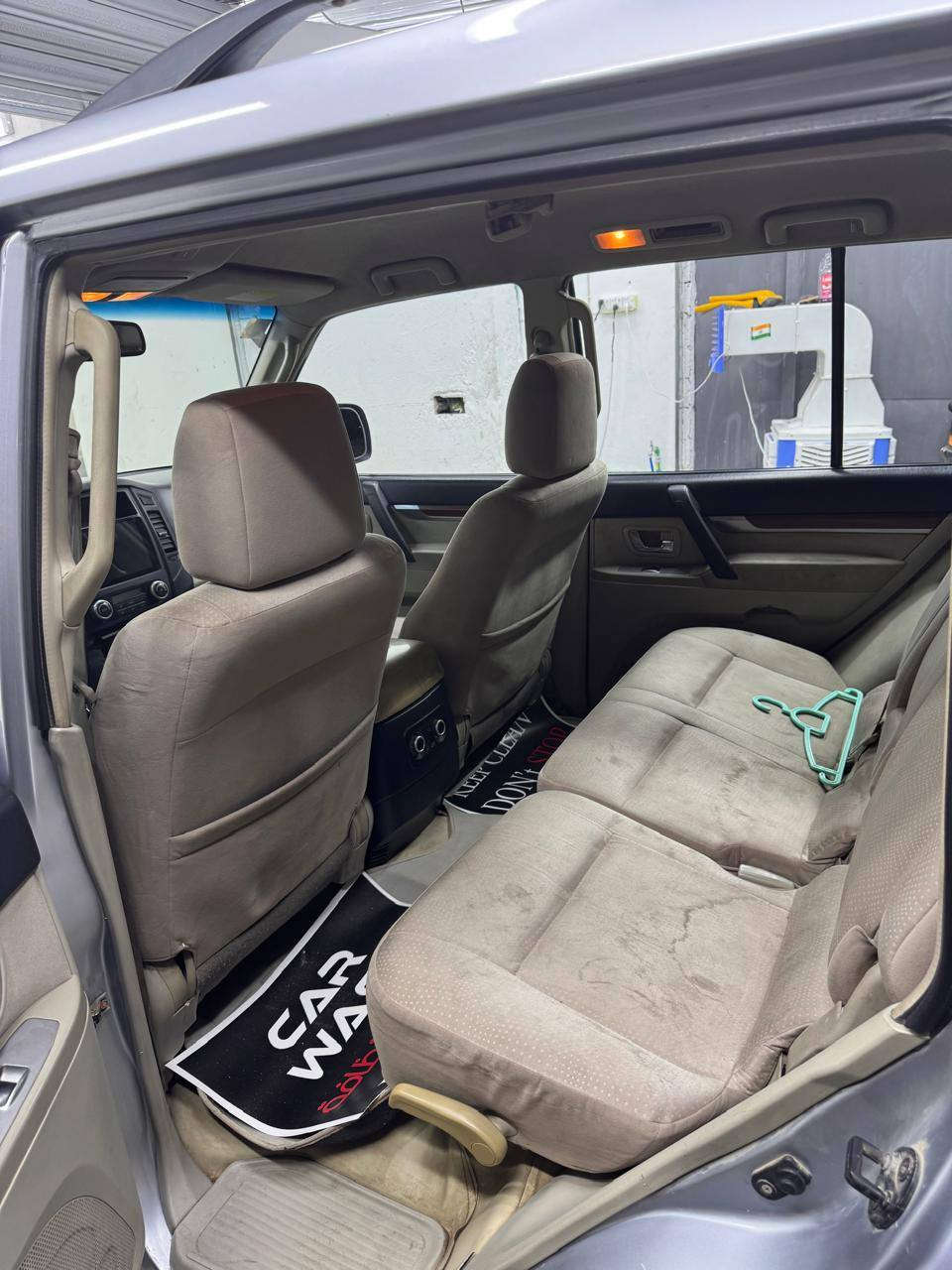 السلام عليكم
باجيرو 2008خليجية 
محرك ٦ سلندر حجم 3000
 دبل كير
 فور ويل
 تحكم إستيرين
 كامره شاشة 
جام كهرباء
ماشية ١٨٠ ألف قابلة للزيادة 
ملاحظة:- السيارة جديده وكلشي بيها على وضع الشركة بيها بأرد بالجاملغ الأيمن فقط
رقم بغداد بسمي انكليزي
السعر 125
للاستفشار ***********
