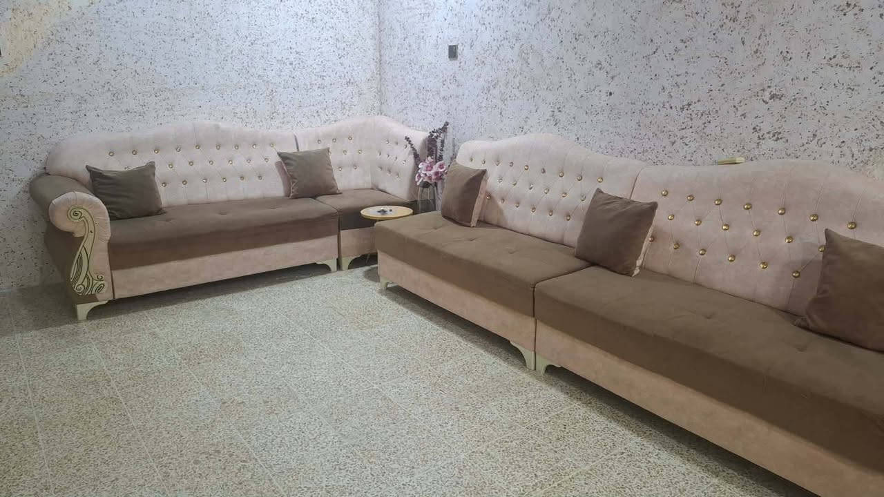 مكلف بالنشر متاح ديوان للبيع 12 متر 
6 قطع و 2 زاوية خشب عراقي شغل ثقيل 
المكان قره قوش رقم صاحبه ***********
السعر 350 الف
