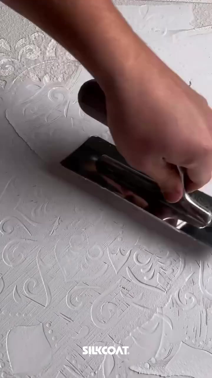 تراڤێرتینۆ (Travertino) 
ڕووپۆشێکی دیکۆراتییە کە تێکستوورە گەرم و ڕەسەنەکەی بەردی تراڤێرتینی کۆن بە وەرگێڕانێکی مۆدێرن نیشان دەدات؛ دیمەنێکی بەردی سروشتی بە ڕووە ناوخۆیی و دەرەکییەکان دەبەخشێت و بەهۆی پێکهاتە بەهێز و خۆڕاگرەکەیەوە، خەسڵەتێکی شکۆدار، کات-بڕ و بەهێز زیاد دەکات بۆ شوێنەکان.

………………………………………………………………….

ترافرتينو (Travertino) هو طلاء ديكوري يجسد الملمس الدافئ والقروي لحجر الترافرتين العتيق برؤية عصرية. يمنح الأسطح الداخلية والخارجية مظهر الحجر الطبيعي، مما يضفي طابعاً قوياً، خالداً، وفخماً على المساحات بفضل بنيته المتينة.

#silkcoat #paint #effect #iraq


**إذا كنت صاحب هذا الإعلان وتريد حذفه لأي سبب، رجاءا أرسل رسالة إلى الدعم الفني**