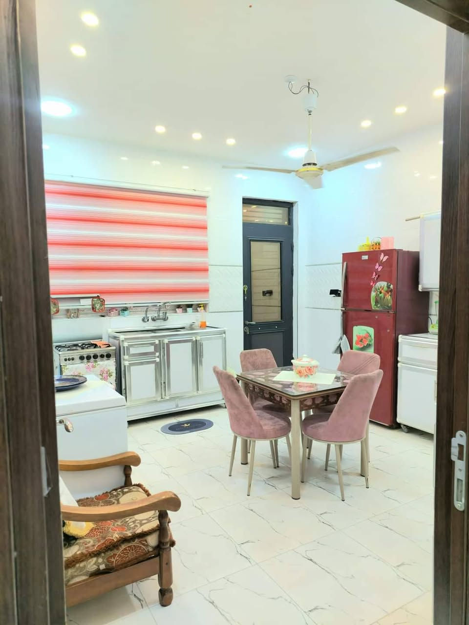 🏠 دار حديثة للبيع - طابقين (بناء درجة أولى)
الموقع: حي الثقافة خلف الجامعة - ثاني فرع عن الشارع العام (قرب أسواق افروتي ومعرض سيراميك البعاج).
📍 تفاصيل الدار:
المساحة: 200 متر.
نوع البناء: حديث جداً (تصميم عصري).
الطوابق: طابقين.
الغرف: 3 غرف نوم + استقبال واسعة + صالة عدد (2).
المرافق: مطبخ متكامل + حمامات (داخلية وخارجية) + مناور للتهوية.
السند: توجد معاملة رسمية في البلدية لغرض التطويب.
للاستفسار والتواصل:
📞 مكتب الشمري للعقار
📍 العنوان: حي الجامعة
📱 رقم الهاتف: ***********
