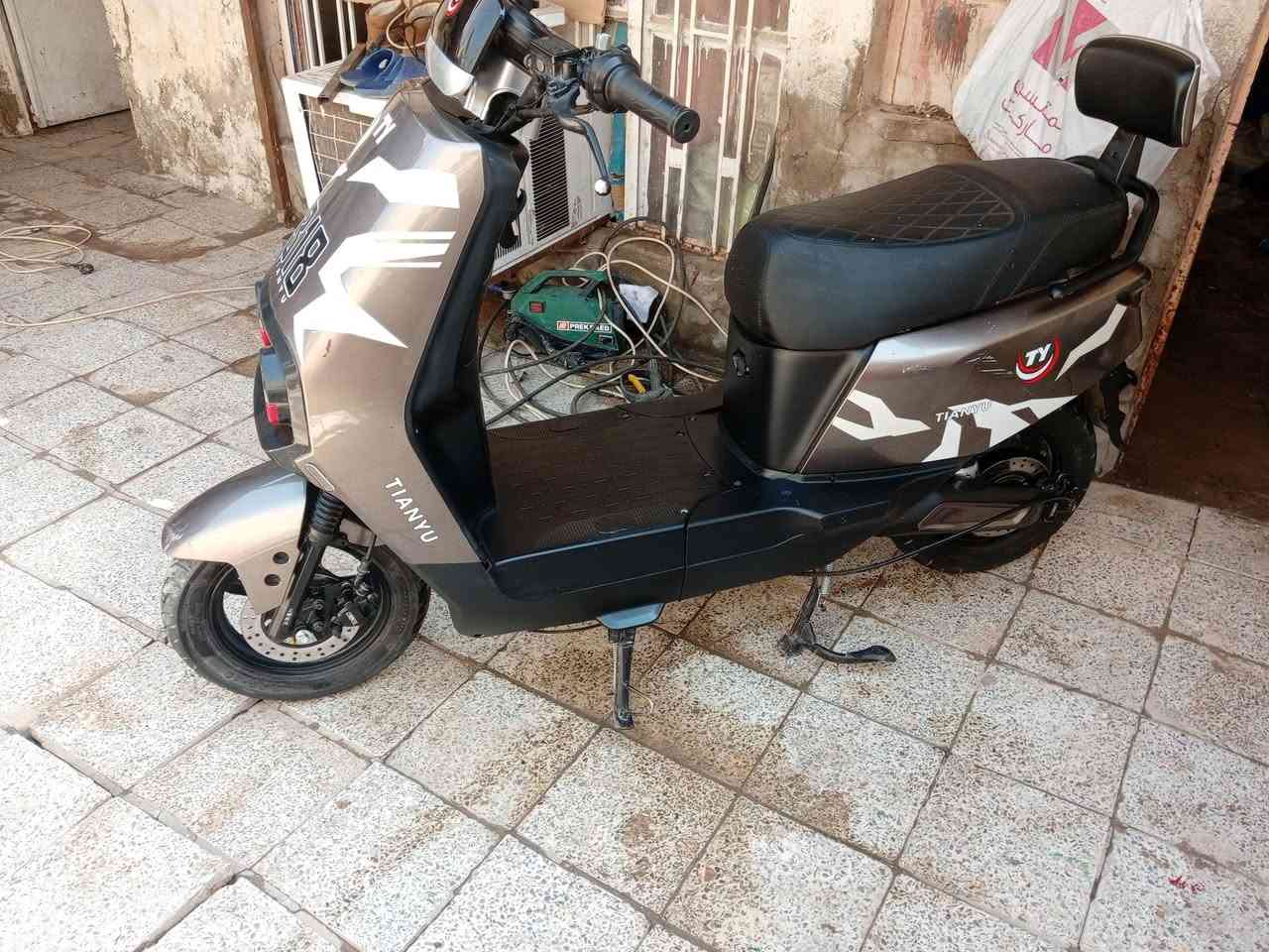 سلام عليكم دراجه شحن للبيع بطاريات جدد السعر 600 وبيها مجال مكاني بغداد الامين الرقم***********
