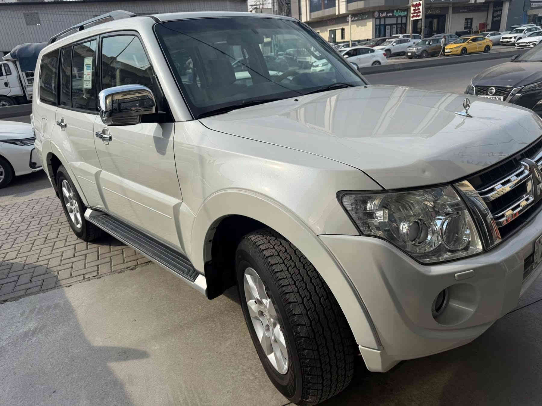 السلام عليكم 
باجيرو موديل (٢٠١٤)   فول مواصفات حبتور ١/١ كوشن جلد  سقف سلايت تحكم استيرن فور ويل  وتحديد سورعه ثلاجه  مرايه شفط تبريد مركزي (٣ )مقاعد فور ويل٤×٤ لايت زينون زراگات لايت سيستم سماعه امپري فاير دمام  سياره جديده  تخم اطارات   محرك (٣٥٠٠) گير ومحرك وحداديته مكفول ماشي (185) الف گشرمكفول من صبغ  و تعديل  وتبديل فقط تكحيل بصيط بيهه سعره (182) ورقه مكانه بغداد السيديه  (***********
