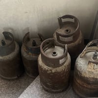 ‏عندي قنية غاز عراقية العدد 5 ‏توصيل داخل بغداد اكو عليكم  ‏اثنين بدون...
