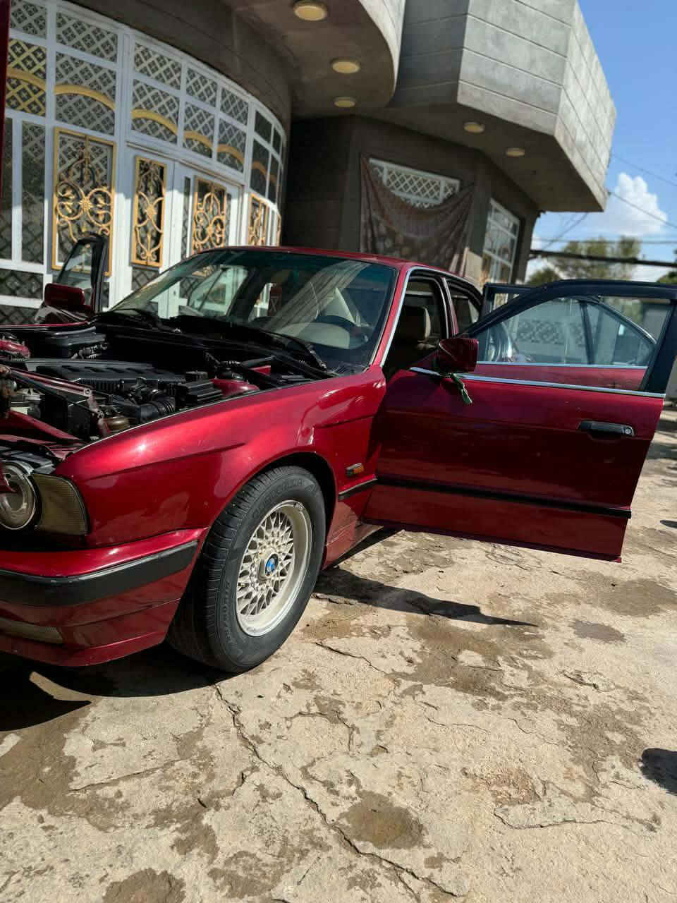 اللهم صّلِ وسَلّمْ عَلۓِ نَبِيْنَا مُحَمد ﷺ
‏       السلام عليكم 👋  احبتي اخواني الاعزاء ، السياره520  موديل 91 ، مصبوغه عام للجماليه ، من دون حادث او كص .

عليها مكينه مال 525 مسكر ، تك فانوس ، مكينه وكير ، حقيقة ناعمات كلش ، حداديه في حالة جيدة قبل أقل الشهر سويت إدامه لها من حداديه و بلكات وفيتبم جديد . 

غرفتها جلد ، اربع جام كهرباء ، الكشنات كهرباء .

التبريد شغال ، فقط لغين التدفئه .

الكهربائيات كلها شغاله . منظومة زنون

السياره بأسمي ، اشوكت يعجبك احولك ، ورقمها بغداد .

مكانها بابل .

السعر 65 .

كلشي واضح بالصور والفديو.

تعجبك تأخذ العيون ، ما تعجبك اترك لنا كلمة طيبة ، والله يحفظ الجميع .***********
