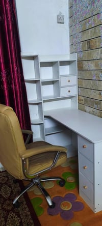 مكتب • ابيض • بدون كرسي