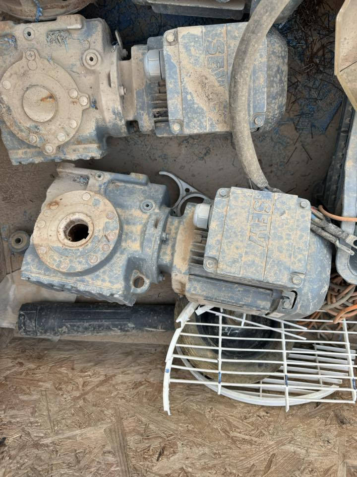 السلام عليكم
🔥 للبيع Gear Motor SEW ألماني أصلي مع مضخة ماء LOWARA 🔥

✅ عدد (3) Gear Motor ألماني أصلي من شركة SEW-EURODRIVE

• محرك مع جيربوكس صناعي

• قدرة تقريبية 0.75 kW

• سرعة منخفضة وعزم عالي

• مناسب للسيور الناقلة والمكائن الصناعية وخطوط الإنتاج

✅ مضخة ماء صناعية LOWARA أوربية أصلية

• قدرة 2.2 kW (3 حصان)

• سرعة 2810 RPM

• جهد تشغيل 220/380V

• مضخة متعددة المراحل (Multistage Vertical Pump)

• مناسبة لتقوية الضغط وأنظمة RO والمشاريع الصناعية

📍 الموقع: بابل

📞 التواصل: ***********
