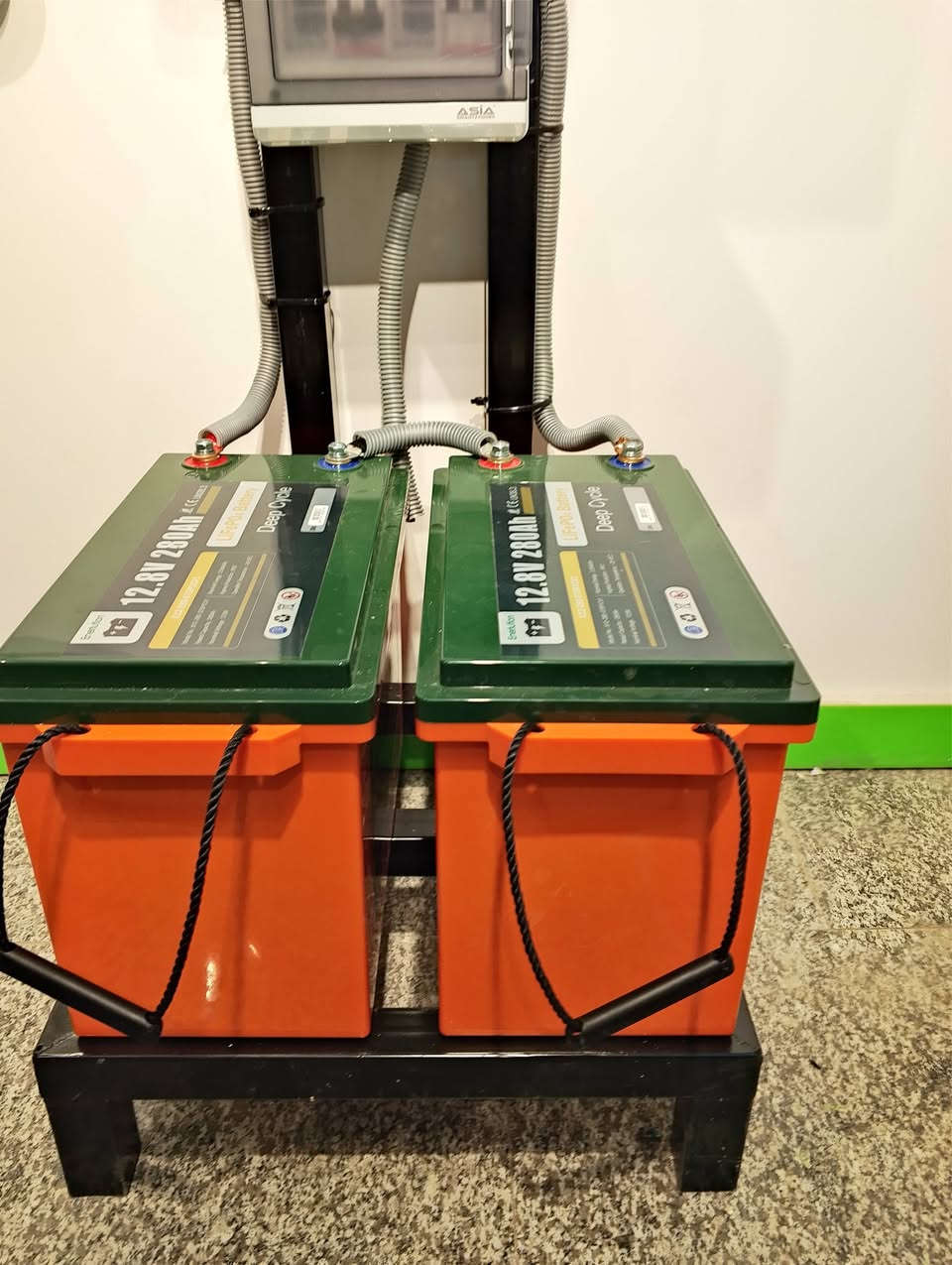 كهرباء ماكو سويتلكم منظومه اقتصاديه توصل ل٨ امبير 
تتكون من
انفيرتر ٤,٢ك مع واي فاي 
بطاريتين ليثيوم ٢٨٠ امبير
مع بورد الحمايه 
وتكدر تربطلها الواح 
بغداد القاهره 
ويوجد توصيل لكل العراق 
***********
