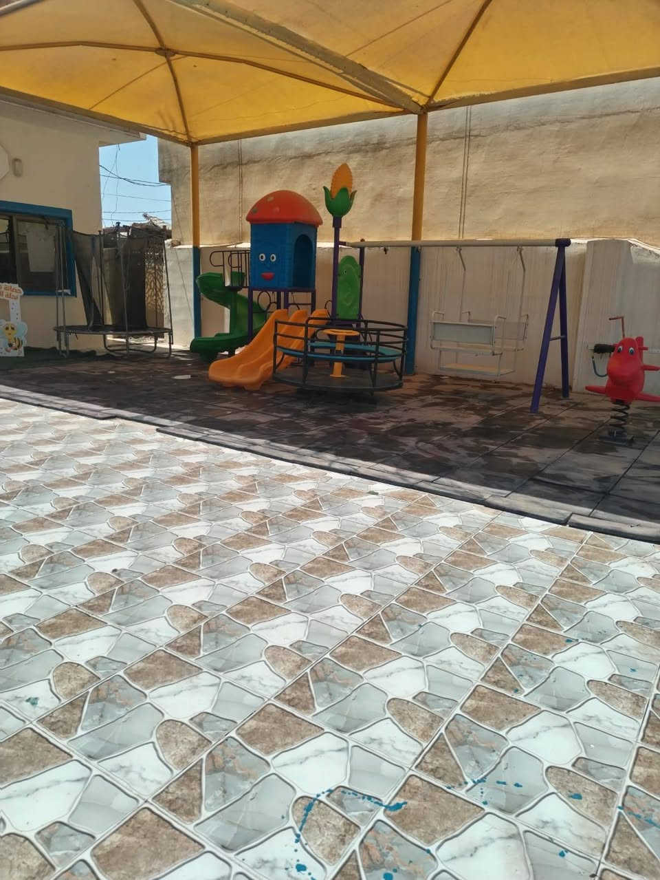 > 🤍 حضانتنا بيت دافي لطفلچ
🕢 من الساعة 7 ونص الصبح للـ 4 ونص العصر
🍽️ وجبتين صحيات يومياً
🎥 كاميرات مراقبة أونلاين بتطبيق خاص حتى تطمّنين على طفلچ بأي وقت 📱
🌈 عناية، حب، ونظافة تهمّنه مثل أهلَه

💰💴 خصم خاص الاخوان 
📞 للحجز والاستفسار… الأماكن محدودة 👶✨
***********
