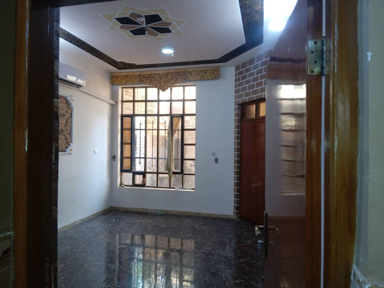 موجود بيت طابقين مساحة البيت ١٥٠متر بناء حديث طابوك يتكون بيت ٣غرف نوم صاله دوانيه صحيات عدد٢ منطقه البجويله مقابل واطئة الكلفه سعر ٨٥بي مجال شراي يجي خاص او يتصل ع رقمي *********** شارع تبليط
