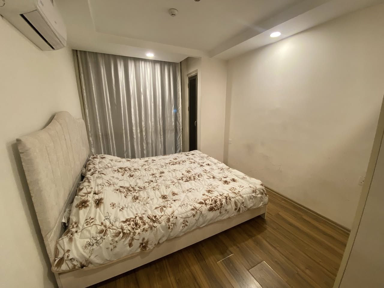 شقه للايجار في اربيل
فى مجمع سكني لايف تاورز 
داخل مربع ذهبي 
شقه متوفر غرفه صاله مؤسس بل كامل
مساحه 60m
‏طابق ثلاثة 
‏للاستفسار أكثر على ال WhatsApp
***********
***********
