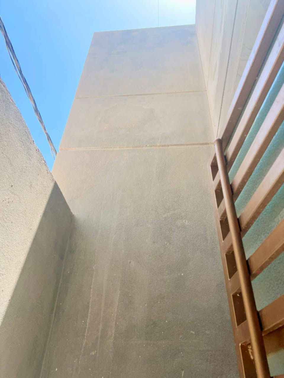 اللهم صلي على محمد وآل محمد
دار للبيع 🏛️    بناء حديث  كونكريت  ركن 
📍 العنوان :  حي  الصدر قرب جامع الجوادين 
📈 المساحة   135 م
يتكون من 
- غرفة نوم  عدد 2
- صالة 
_ مطبخ 
- استقبال 
- مطبخ
_صحيات 
☎️ للأستفسار والمعاينة الاتصال على :
***********
الرقم يحتوي على واتساب 
📍 زيارة مكتبنا الكائن في : حي الصدر الاول السايدين قرب مطعم كباب نذير 
📥 مكتب أدم
#عقار_للبيع #اكسبلور
