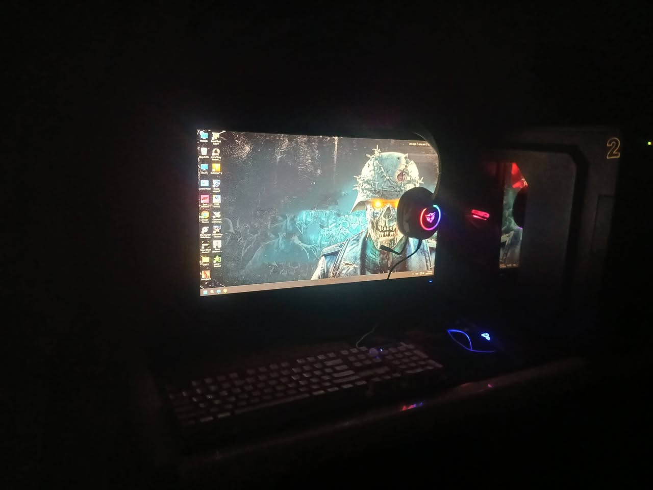 🔥 للبيع PC Gaming مرتب ونظيف 🔥

🖥 المواصفات:

- معالج Intel Core i5 الجيل التاسع
- كارت شاشة GTX 1660 Ti
- رام 16GB T-Force
- SSD 120GB
- HDD 1TB
- مبرد غازي ❄️

🎁 الملحقات:

- شاشة سامسونگ 24 إنج
- كيبورد
- ماوس
- ماوس باد
- سماعات

✅ الجهاز جاهز للألعاب والشغل
✅ أداء ممتاز وحرارات ممتازة

💰 السعر: 650 ألف دينار عراقي فقط
📍 المكان: بغداد / مدينة الصدر / قطاع 38
📞 ***********
