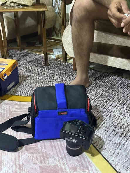 الكاميرا كانون Canon EOS، ومع عدسة Canon Zoom Lens EF-S 18-55mm f/3.5-5.6 II. العنوان البصرة بيع مستعجل كلش كلش وبسعر مناسب ***********
