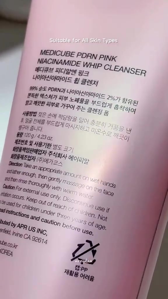 🍡غسول الوجه الرغوي المارشميلو Medicube PDRN Pink Niacinamide Whip Cleanser مصمم لتنظيف البشرة بعمق ولطف، مع توفير فوائد تجديدية وإشراقة. يوفر الغسول تنظيفًا عميقًا ولطيفًا بفضل رغوته الغنية التي تزيل الشوائب دون التسبب في جفاف البشرة. كما يحتوي على النياسيناميد للمساعدة في تفتيح وتوحيد لون البشرة وتقليل التصبغات، وعلى PDRN عالي النقاء لدعم تجدد الخلايا وتقوية حاجز البشرة. يُعد المنتج مناسبًا لجميع أنواع البشرة، بما في ذلك البشرة الحساسة.
✅ الفوائد الرئيسية:-
✔️ يبدأ المنتج بقوام هلامي لزج (يشبه المارشميلو) يلتصق بالشوائب ويزيل الأوساخ والزيوت الزائدة من المسام، ثم يتحول إلى رغوة كريمية غنية عند ملامسة الماء.
✔️ يحتوي على نسبة عالية من النياسيناميد (5% أو 20,000 جزء في المليون) المعروف بخصائصه في تفتيح البشرة، تقليل البقع الداكنة، وتوحيد لونها.
✔️ مدعم بـ PDRN (بولي ديوكسي ريبونوكليوتيد) النقي بنسبة 99% والمستخلص من الحمض النووي لسمك السلمون، والذي يساعد على دعم تجدد الخلايا وتحسين مرونة البشرة وملمسها.
✔️ يحتوي على حمض الهيالورونيك والسيراميد والبانثينول للمساعدة في الحفاظ على رطوبة البشرة وتقوية حاجزها الواقي، مما يمنع الجفاف أو الشد بعد الغسل.
✔️ تركيبته الخفيفة والمنخفضة التهيج تجعله مناسباً للبشرة الحساسة والجافة والدهنية والمعرضة لحب الشباب.
✔️ يمكن استخدامه كغسول يومي عميق أو كقناع للوجه يترك لمدة دقيقة واحدة لتعزيز التنقية والإشراق.
#الاصلي المنشأ كوريا 🇰🇷💯
السعر ١٤ الاف
🚘 يوجد خدمة توصيل لجميع محافظات العراق ٤ الاف 🚘
🍡غسول الوجه الرغوي المارشميلو Medicube PDRN Pink Niacinamide Whip Cleanser مصمم لتنظيف البشرة بعمق ولطف، مع توفير فوائد تجديدية وإشراقة. يوفر الغسول تنظيفًا عميقًا ولطيفًا بفضل رغوته الغنية التي تزيل الشوائب دون التسبب في جفاف البشرة. كما يحتوي على النياسيناميد للمساعدة في تفتيح وتوحيد لون البشرة وتقليل التصبغات، وعلى PDRN عالي النقاء لدعم تجدد الخلايا وتقوية حاجز البشرة. يُعد المنتج مناسبًا لجميع أنواع البشرة، بما في ذلك البشرة الحساسة.


**إذا كنت صاحب هذا الإعلان وتريد حذفه لأي سبب، رجاءا أرسل رسالة إلى الدعم الفني**
