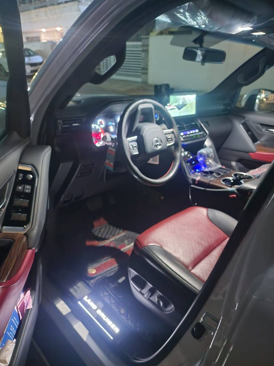 السلام عليكم 
لاندكروز موديل 2024
تون تيربو
رقم اربيل
تحويل ثاني يوم
ماشيه 25 الف بس
السياره مشتريها زيرو وعلى ايدي
جميع ملحقاتها غير مستعمله
السياره مغلفه بالكامل ppf من اول يوم اخذتها
السعر المطلوب 73 الف دولار
السياره موجودة بالكرادة وهذا رقم راعيها
***********
