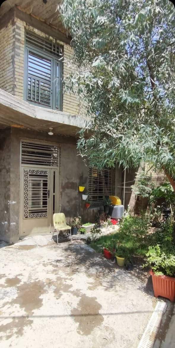 السلام عليكم 
بيت للبيع المساحة 200 متر طابو زراعي سند 25 وكاله ام الصوره 
يحتوي البيت على 
الطابق الاول كامل :- كراج وحديقة استقبال ومطبخ وصاله وحمامين وثلاث غرف نوم وحده سويت وممرين 
والطابق الثاني هيكل:- يحتوي على ثلاث غرف نوم وصاله وحمام وصطح خلفي 
الخدمات:-ماء وكهرباء ومجاري وانترنت ارضي نقص بس تبليط
العنوان:- بغداد الزعفرانية الزهور الزراعي بيت الطيب 
للاستفسار اتصل على الرقم ***********
