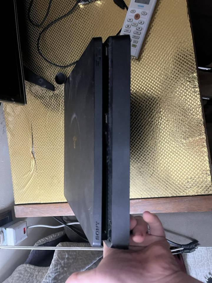 السلام عليكم ps4 سلم جهاز جداً نضيف اونلاين ويا الجوستك مالته السعر ٢٣٠ الف الجهاز ممفتوح يعني بوضع الوكاله  للتواصل ***********
