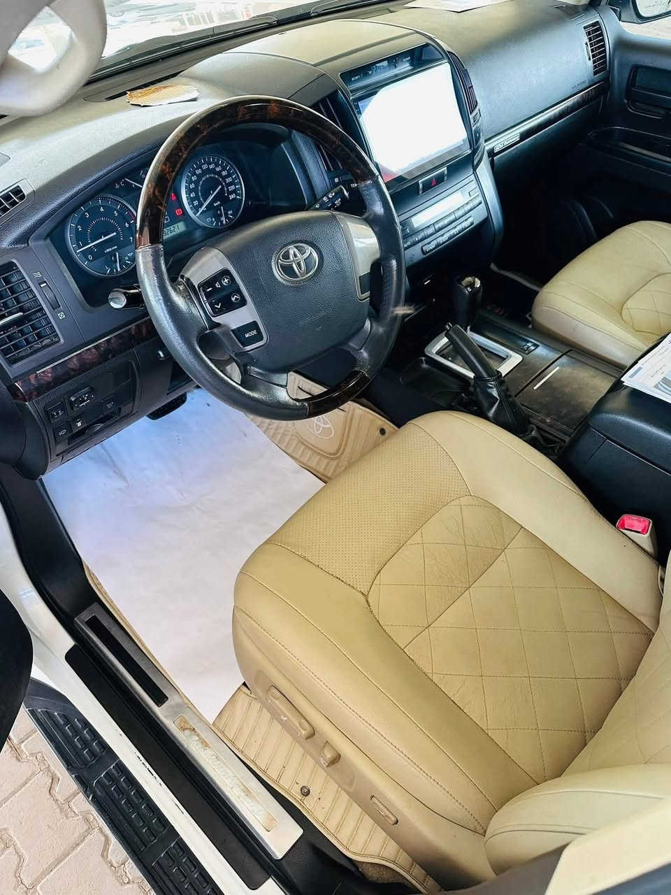 سلام عليكم 

البيع. او مراوس.  باقل او بافضل 

لندكروزر 🩷🩷🩷 ستينه  

موديل 2011.

سنويا بسمي   هزا  100بل 100. سيارا جهزا من كلشي 

موصفاته معروف 

جلد  بقلاوة 

كشن كهرباي 

فتحه 

ثلاجه 

حساس 

لايت زنون 

كامرا 

شاشه 

كامرا 

تبريد ٣قطع 

سيارا جهزا من كلشي  تخم تاير دلوب الصلي بيها 
سونار آخر صورا. 

كير مكين. مكفولت  

سعر ٣٢٥

ترهم مراوس باقل او بافضل 

 
***********
