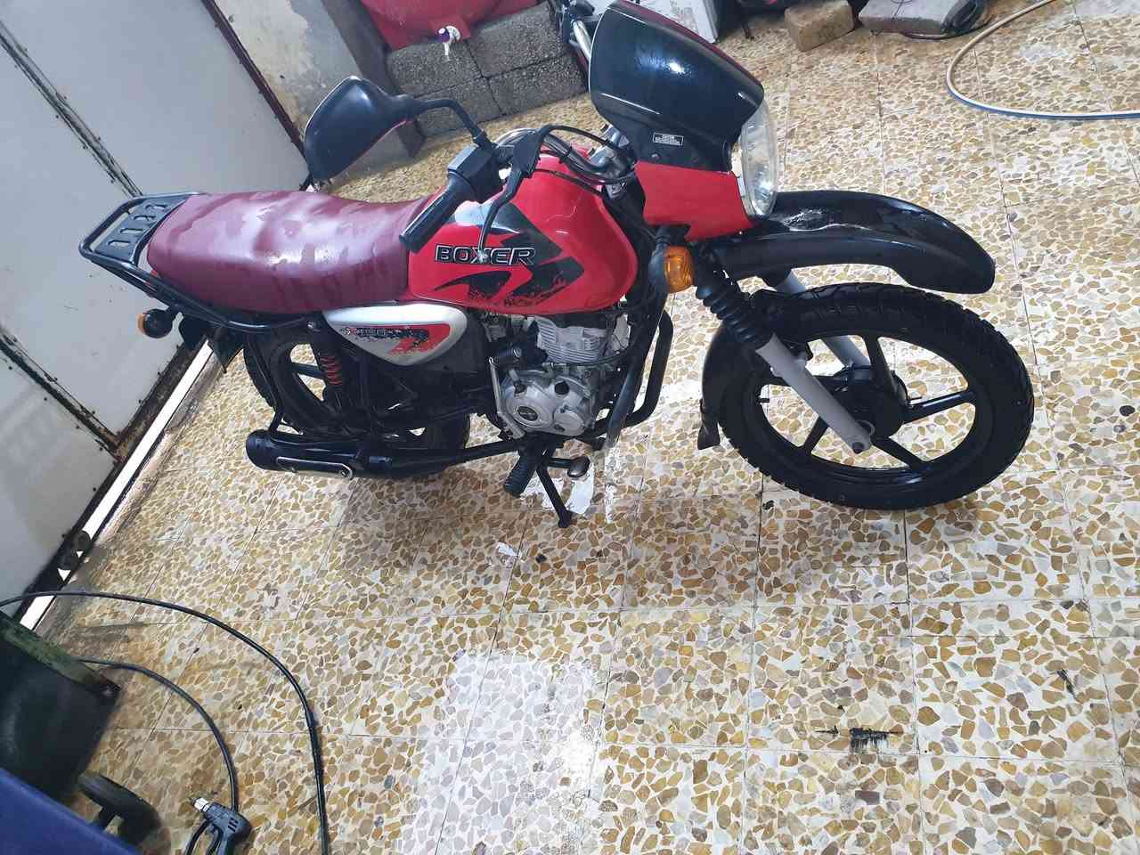 سلام عليكم دراجه بوكسر لبيع دراجه جاهزه نضيفه تجفيت شركه كله اصلي اوراق اصوليه كلشي شغال بيها دراجه حلوه مكفول من كلبه من ضربه من الاصوليات سعره   مليون و250         ***********
