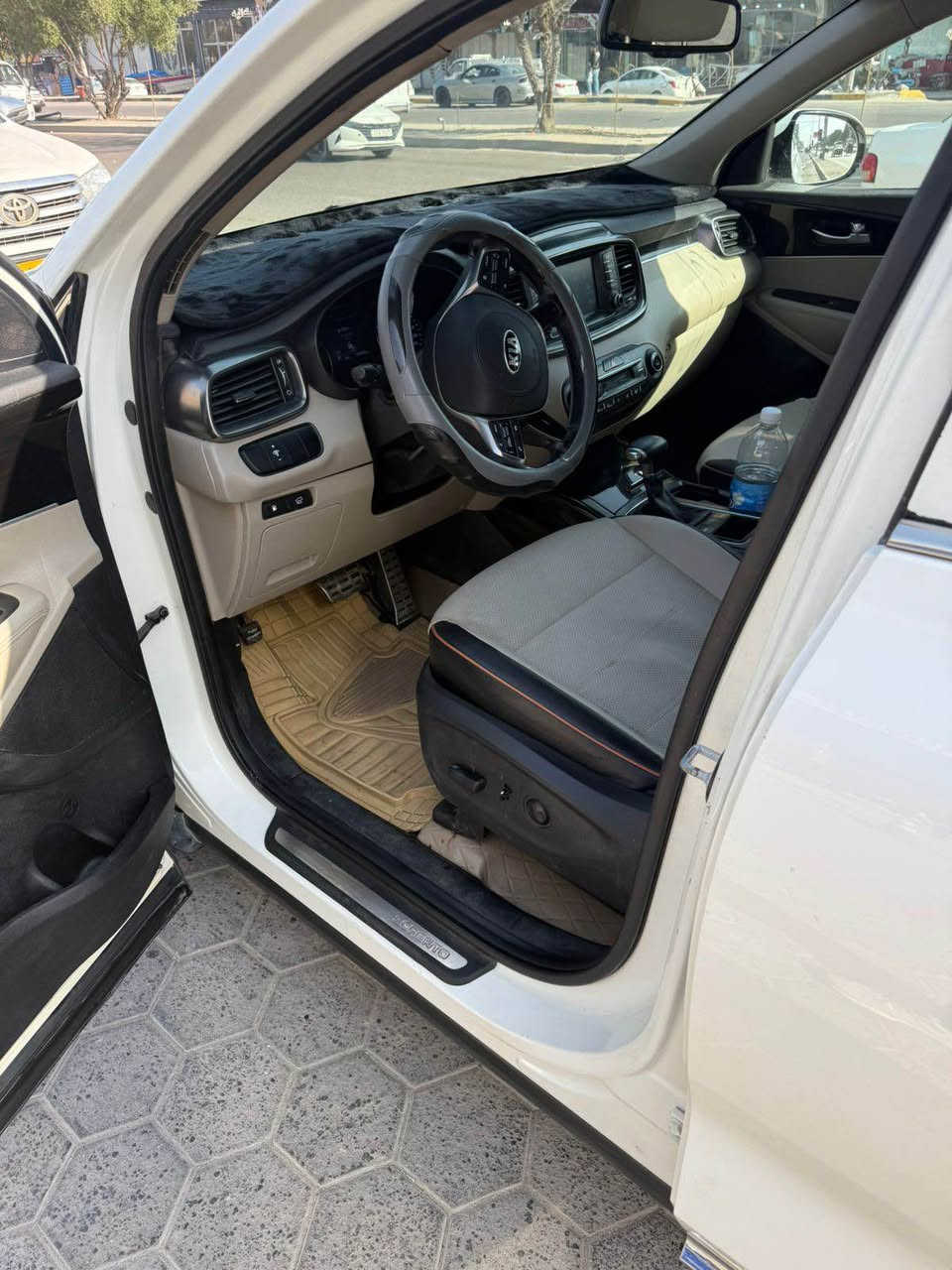 السلام عليكم 
كيا سورنتو موديل 2018 شكل 2020 
سياره ماشيه ٢٠٠
فول عده بني رامه
بصمه 
فتحه
ترحيب 
علامه بل دوسه
سبعه راكب
تبريد ٣ قطع
صندوق كهرباء
مري شفط
بيها هواي موصفات 
محرك ٦ ستندر
سعرها ١٩٩ بيع سريع 
سنويه جديده 2031
بيها بس قطعه وحده صبغ بيها بارد قليل مكان سياره نجف الاشرف تريد وكاله او تحويل حاضر الاتصال *********** النجف, العراق
