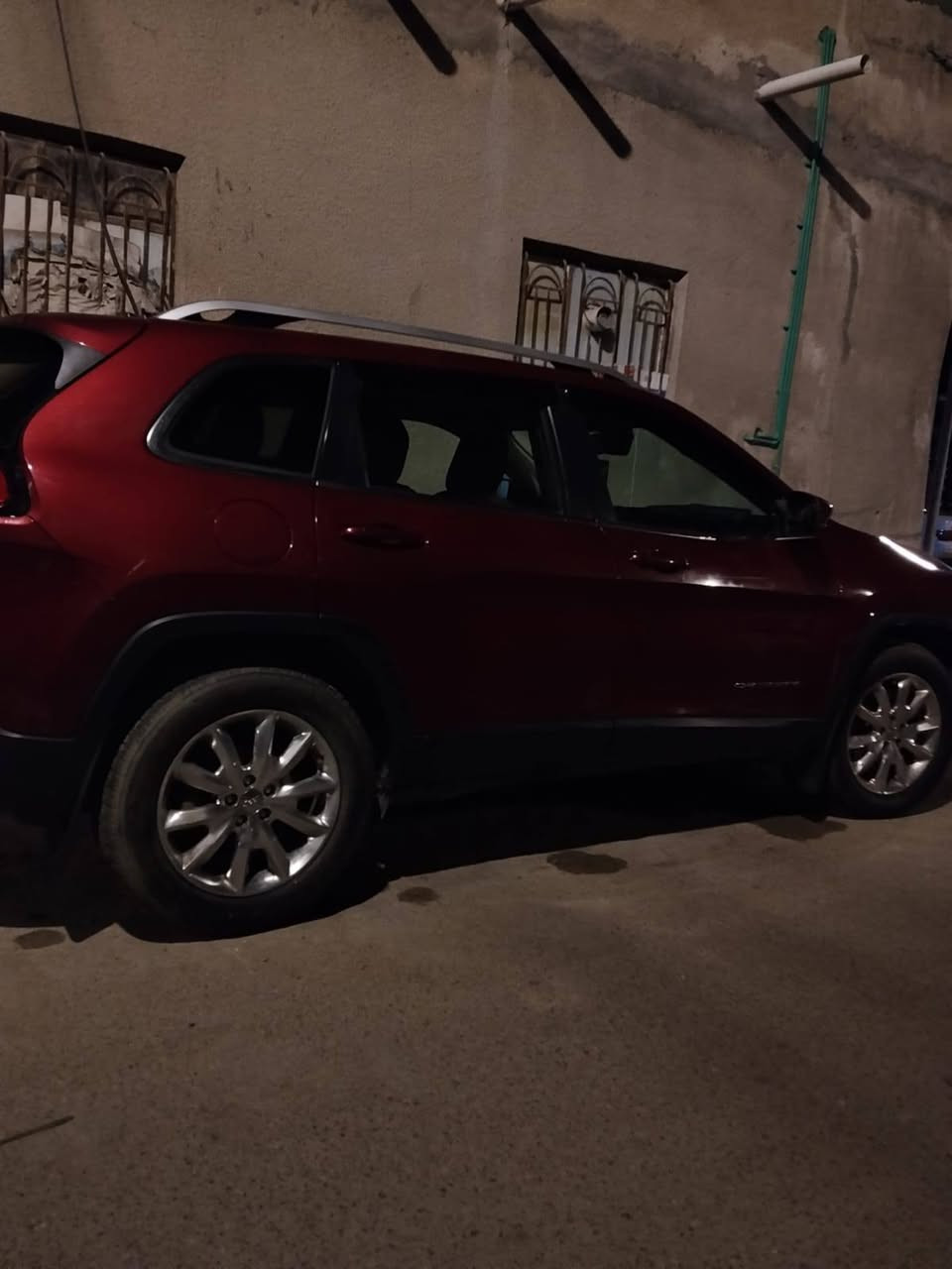 السلام عليكم للبيع جيب شيروكي بزون 2017  لون ماروني رقم جديد سنويه جديده باسمي 4 سلندر 2400 تخم تاير جديد باتري جديد دواخل كلش نضيفه حداديه 70بالميه كهربائيات شغاله عامه كامل مواصفات بصمة تبريد ما يشتغل  حادثهة تاخذهة وتفحص وشوفهة هاتف ***********
السعر 130 ورقه
