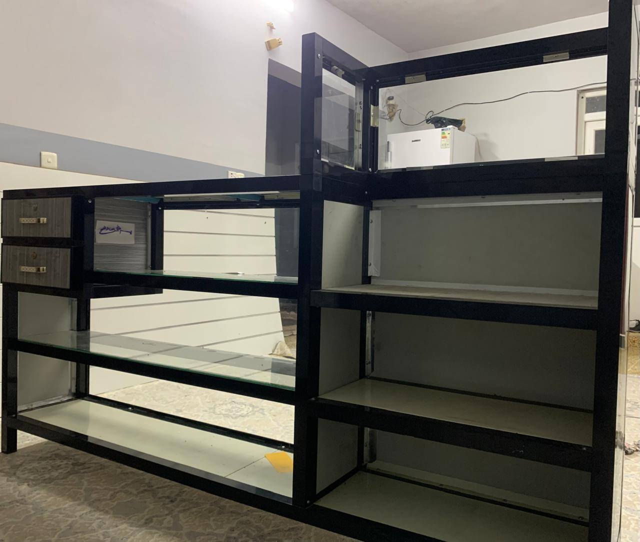 الاعراض محل موبايلات للبيع بورتات عدد2  نضيف مستخدم شي قليل وميز صيانه طول مترين و10 وارتفاع متر وعرضه 35 للاستفسار عن ***********
***********
