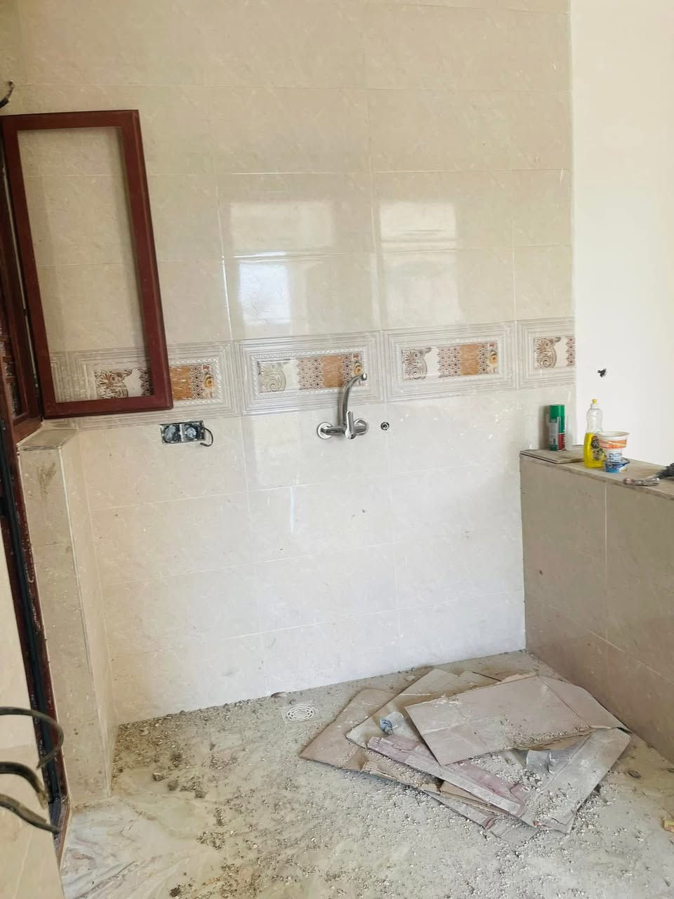 شقة للايجار.    للايجار      حي القاهرة شارع السايدين 2 نوم وصالة طابق اول بلكونة على الشارع  حديثة  السعر500 الف للستفسار***********
