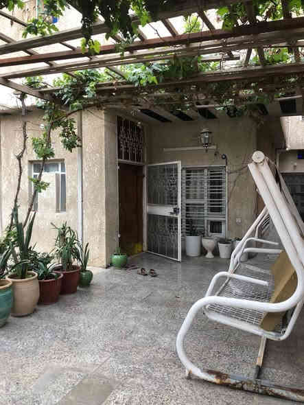 بيت للبيع حي الجهاد الرفاق خلف مدينة الالعاب 200 متر + شقة طابق ثاني معزولة
اربع غرف نوم
وصحيات ٣
هول واستقبال ومطبخ 
للاستفسار ***********
***********
