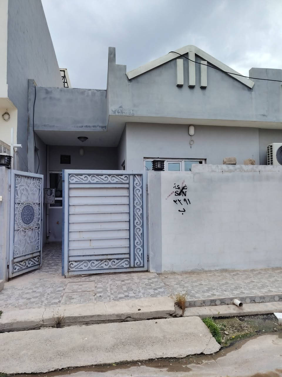 البيت الإيجار مزارع زيونه جمعية العدل مقاطعه ٨٣ مساحه ١٠٠متر طابق واحد بيت ستقبال ومطبخ وهول وغرفة نوم صحيات وبيتونه قرب جامع العدل الإيجار ٢٥٠ الف استفسار تصل على الرقم ***********
