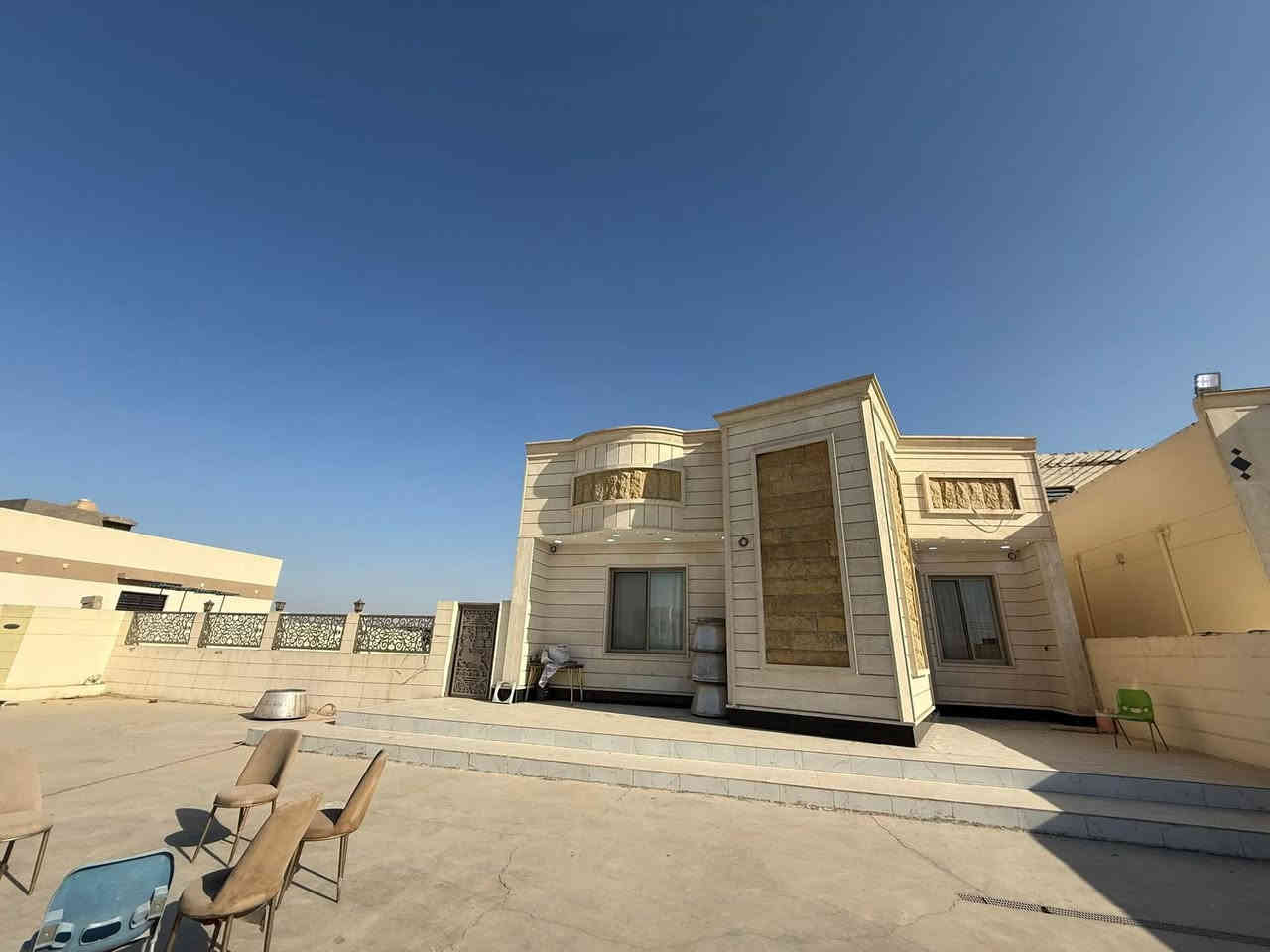 #دار_للبيع بناء حديث 🏡  – مساحة كبيرة وموقع مميّز / الموقع: الديوانية خلف عمارات الزيتون
المساحة الكلية: 1450 متر
الواجهة: 24 متر
الطابو: زراعي – سند 25 مداور مباشر

تفاصيل الدار:
 • مساحة البناء: 180 متر
 • واجهة الدار: 11 متر
 • نوع البناء: كونكريت مسلح + طابوق
 • التقسيم الداخلي:
 • غرفة نوم
 • صالة
 • استقبال
 • مطبخ
 • صحيات داخلية وخارجية
—————————
#نستقبل_جميع_عروضكم
———————————————————
🔺#للاستفسار الاتصال ع الأرقام التالية
***********
***********
—————————————————————
او زيارة مكتبنا 
🔺مكتب جنه الزهراء 
🔺العنوان خلف عمارت زيتون
