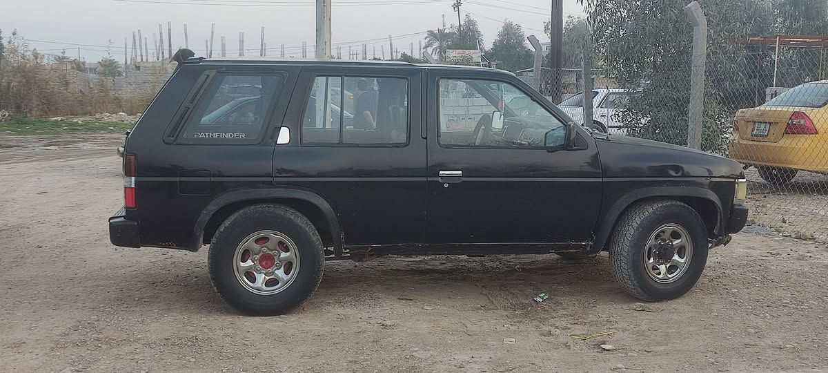 باثفندر 1993
رقم بغداد انكليزي 
صبغ بلادي 
كير مكينه مكفولات  v6
تدفئه تبريد ويه السويچ 
مكان السياره ديالى 
السعر 45 وبيها مجال…

***********
