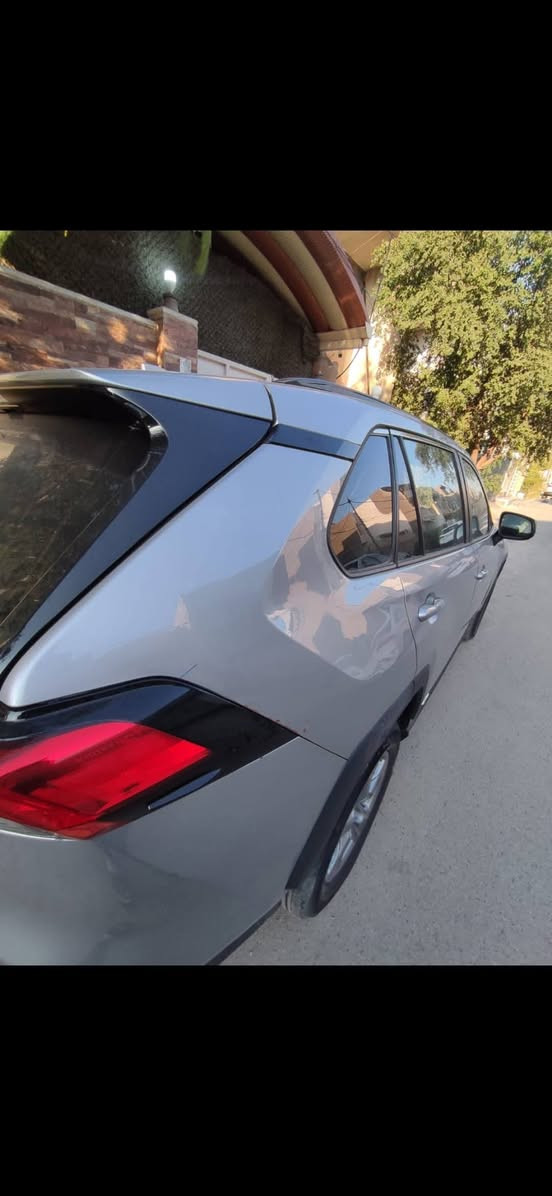 سلام عليكم
سيارة للبيع ،، تيوتا راف فور هايبرد موديل ٢٠٢٥ ماشية ٣٠٠٠ LE مواصفات عادية حادثها موضح بالصور تبديل جاملغ الايمن ومصبوغ والجاملغ الخلفي شبر منه راجع بارد وشويه صبغ بالبنيد عارضها ٢٤٥ وبيها مجال للشراي
*********** مرقمة وباسمي
