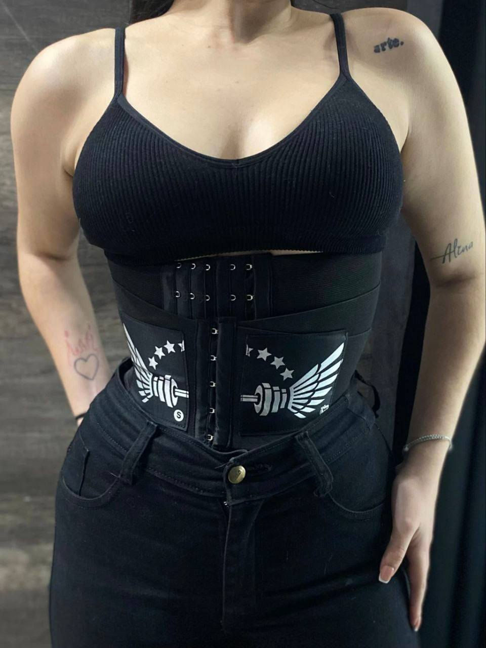 ✅MODAKING مشد
جبنالكم افضل مشد لنحت البطن وشد الجوانب وابراز الخصر 💯💯
مشد البطن والخصر والمعده المميز
يستعمل لنحت البطن والخصر
مصنوع من خامات عالية الجوده 
يستعمل للنساء خصوصا بعد الولادة
و بعد عمليات الشفط والنحت 
• مميِّزات حزام البطن :
- يعمل مشد البطن على تحسين هيئة وشكل الجسم.
- يساعد مشد البطن، على تعزيز وضعية الجسم، من خلال الجلوس والوقوف بشكل صحيح ومستقيم.
- يعمل مشد البطن على جعل الجسم مرسوماً ورشيقاً.
- تساعد مشدات البطن على شد أعضاء الجسم مثل البطن، 
ـ يساعد على استعادة مظهر البطن المسطح وتقليل دهون البطن.
ـ يشجع عضلات البطن للعودة لطبيعتها.
ـ لا يظهر تحت الملابس.
ـ يدعم الجزء السفلي من ظهرك.
ـ يساعد على الجلوس الصحي 
ـ يمنع ترهلات الجلد في البطن
خامة ممتازة نوعية اصلية💯
#الاصلي المنشأ اليابان🇯🇵💯
القياسات : L/XL/2XL


**إذا كنت صاحب هذا الإعلان وتريد حذفه لأي سبب، رجاءا أرسل رسالة إلى الدعم الفني**