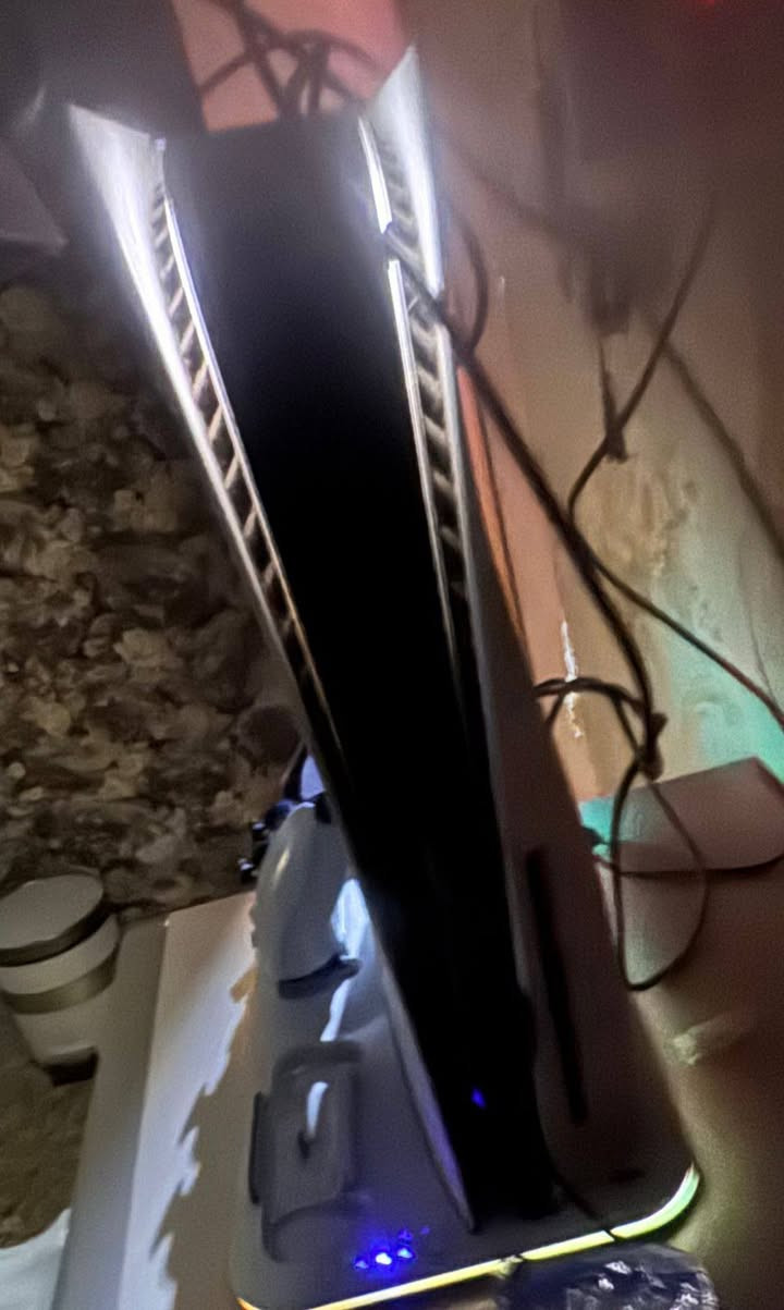 بلي ستيشن 5 للبيع مع ملحقات وجهاز تبريد ويا حسابين اماراتي و امريكي ويا وبي شتراك سنوي تكدر تنزل اي لعبة بالك ويا داخل جهاز العاب وجهاز مامفتوح اخو الجديد اتصل على رقم *********** مراسلة الصفحه او واتساب البصرة, العراق
