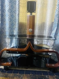 ميز بلازما زجاج مستعمل نظيف عدد الرفوف ٣ مطعم بالخشب السعر ٧٥ الف وبي ...