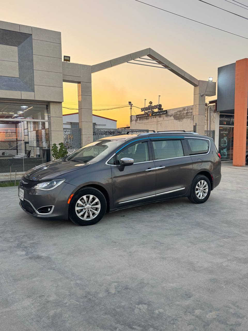 السلام عليكم للبيع كلايسلر باسفيكا موديل2018 رقم اربيل سنويه منتهيه قبل شهرين تحويل او وكاله مضمون السعر 138بيع مستعجل السياره بيه جاملغ بحادث أمريكا وهنا بيه جاملغ وباب السياره جاهزه من كلشي محرك كير تبريد حداديه تأيرات السياره فول مواصفات بيبان كهرباء كشنات جلد كشن كهرباء 7راكب كشنات بلع حساس خلفي شاشه كامره دوار رادار جانبي مكان السياره الديوانيه ***********
