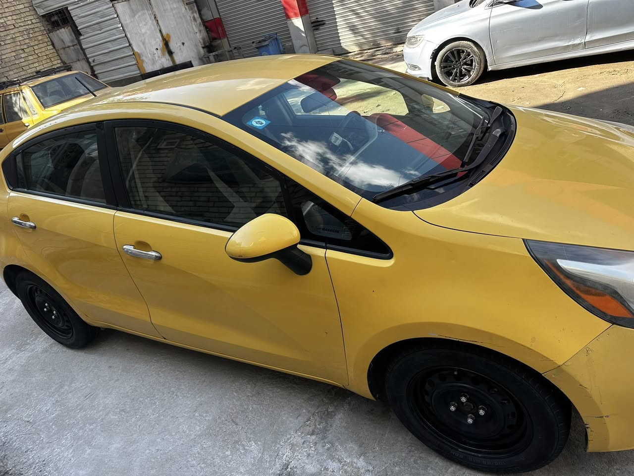 السلام عليكم كيا ريو 2014 بغداد باسمي امريكي حادثها جاملغ الايمن ونفسه معمر لاشاصي ولا لغد السياره ليبل واحد مكينها صار شهر شادها السياره خير من الله شرط اترايها للبصره كير مكينه تايرات باتري صدر كله جديد تبريد ثلج بغداد حي اور السعر 80  وبيها مجال بسيط
***********
