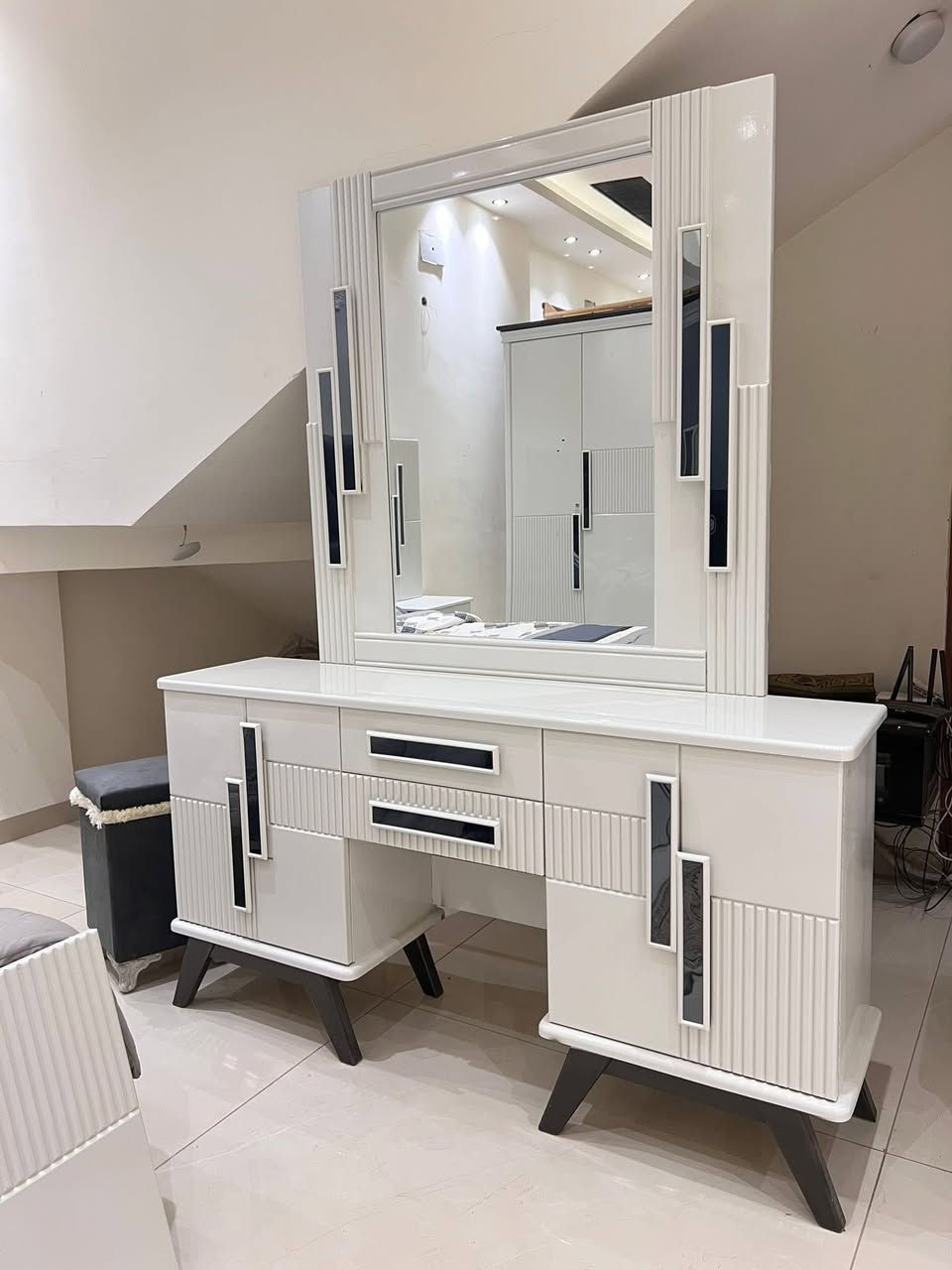 للبيع غرفه درجه اولى صاج عراقي للستفسار ***********
