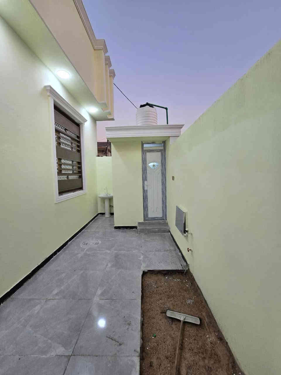 السلام عليكم ورحمة الله وبركاته دار 🏠 للبيع 
المساحه 200 م طابو ملك صرف زراعي عراقي 
يتكون المنزل غرقتين منام +ديوان +مطبخ 
صحيات داخليه وخارجيه +كراج يسع سياره 
الموقع حمدان البز السعر 95 وقابل للتفاوض للاستفسار عن العقار 
*********** البصرة, العراق
