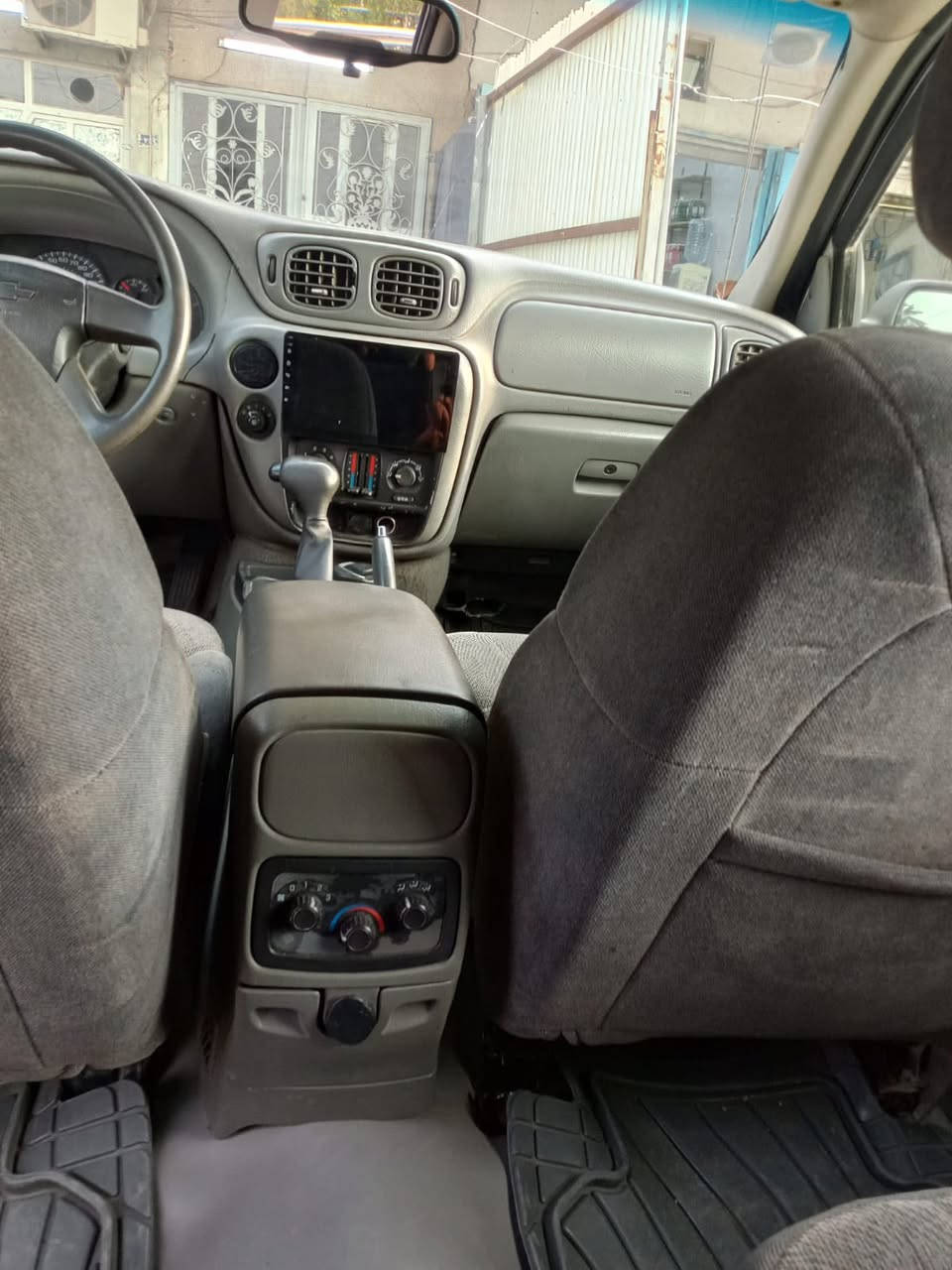 سلام عليكم ورحمة الله وبركاته بلايزر موديل 2005 سياره  سبعه  راكب جهازه على اخر حبه مابيه نقص تبريد تدفىه صدر جديد زوج تاير امامي شاشه تدعم كار بلي.  داش كامره امامي وخلفي ودمام صوت اصلي  بيه صبغ حزام للجماليه. اي استفسار على رقم ***********  سعره 105  ورقه وبيه مجال بسيط
